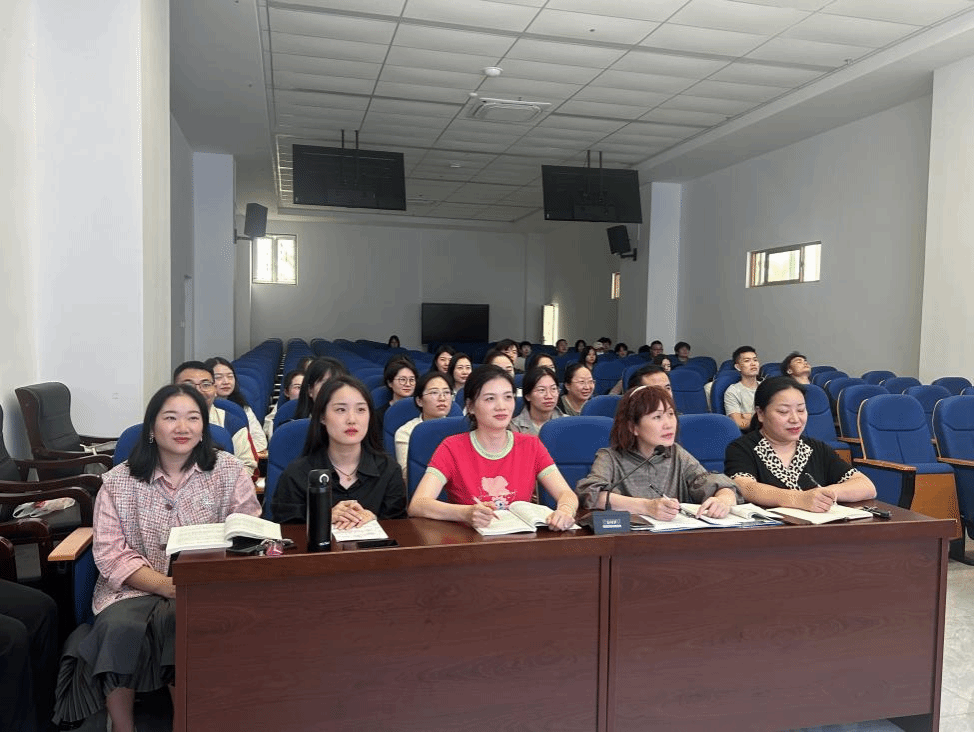 聚焦理想信念教育 ——公共课部（马克思主义学院）举行思政集体备课会